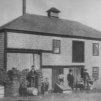 Première usine de E. M. Comeau et fils, Meteghan, NS, juin 1912.