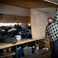 Lee Thériault, fils d’Edwin, lève la porte entre deux sections du magasin-usine