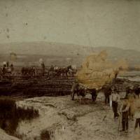 Aboiteau en construction dans le comté d’Albert, Nouveau-Brunswick, vers 1900