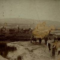 Aboiteau en construction dans le comté d’Albert, Nouveau-Brunswick, vers 1900