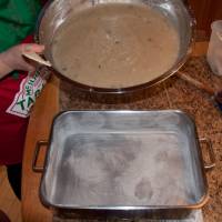 La casserole beurrée et farinée est prête pour le mélange