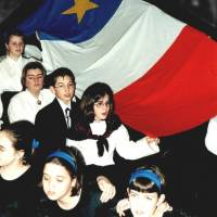 Danser en spectacle avec le drapeau acadien