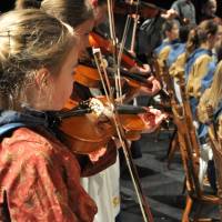 Des violeneuses et des violoneux qui jouent pour la gigue