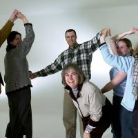 Barbara Le Blanc avec le professeur Joe Dicks et ses étudiants qui dansent la ronde « Les Moutons »