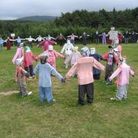 Des petites mi-carêmes qui dansent une ronde dans le village de Scarecrows de Joe Delaney au Cap-Breton en 2010