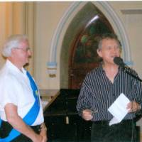 Rencontre du père Maurice Le Blanc, directeur de la chorale, et Calixte Duguay, ancien élève du Père Maurice – Août 2006