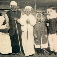 Des petites mi-carêmes à Mavilette, Baie Sainte-Marie, Nouvelle-Écosse, vers 1953.