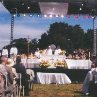 Messe célébrée au lieu historique national de Grand-Pré, le 15 août 2004, dans le cadre du Congrès mondial acadien.