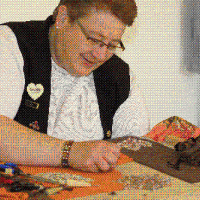 L’artisane Gisèle Le Blanc qui fait une démonstration de fabrication d’un tapis hooké