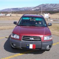 Un drapeau acadien sur une voiture