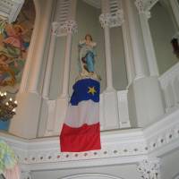 La statue de Notre-Dame-de-l'Assomption avec le drapeau acadien lors de la fête de l'Acadie du 15 août en 2010, Église Saint-Pierre, Chéticamp